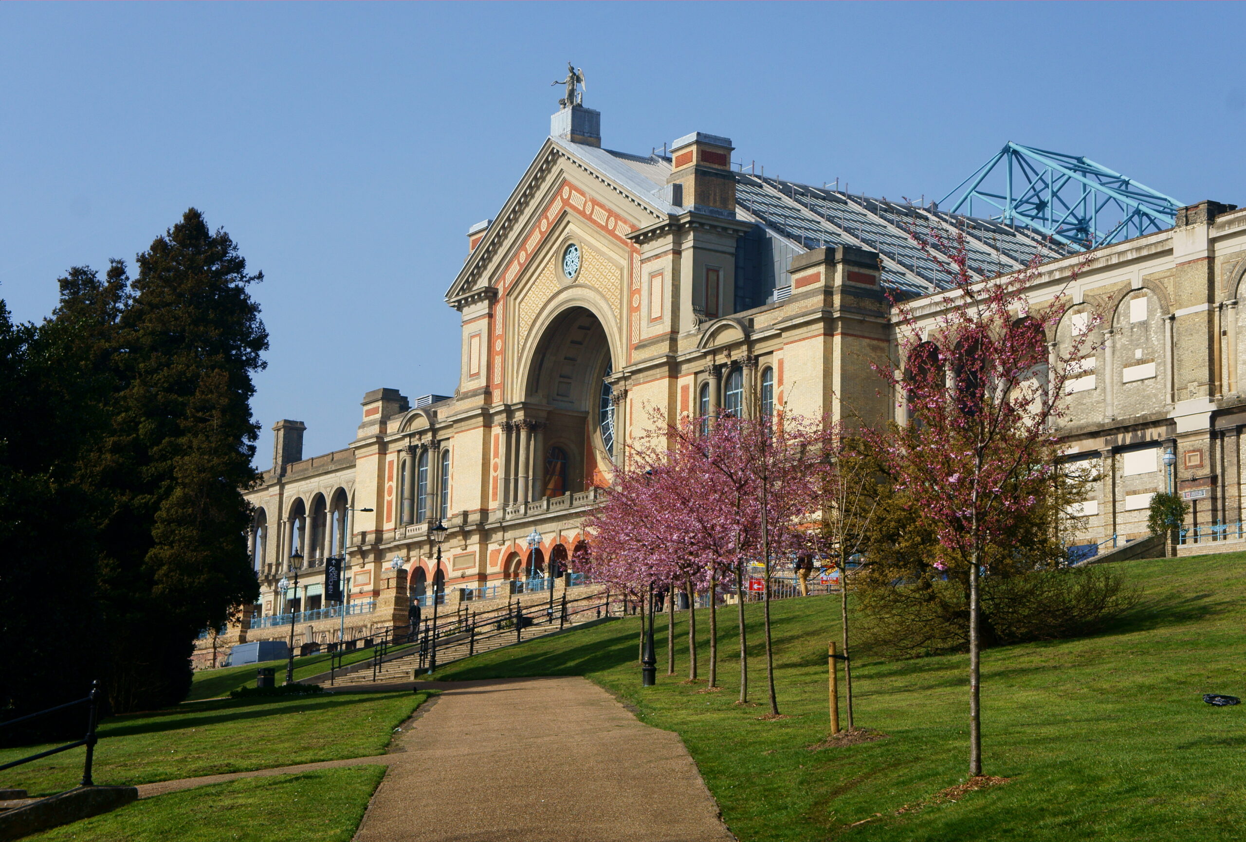 Die Darts-WM zieht im Dezember und Januar tausende Dartsfans nach London in den Alexandra Palace (Bild: Alexandra Palace by Peter Trimming, CC BY-SA 2.0)