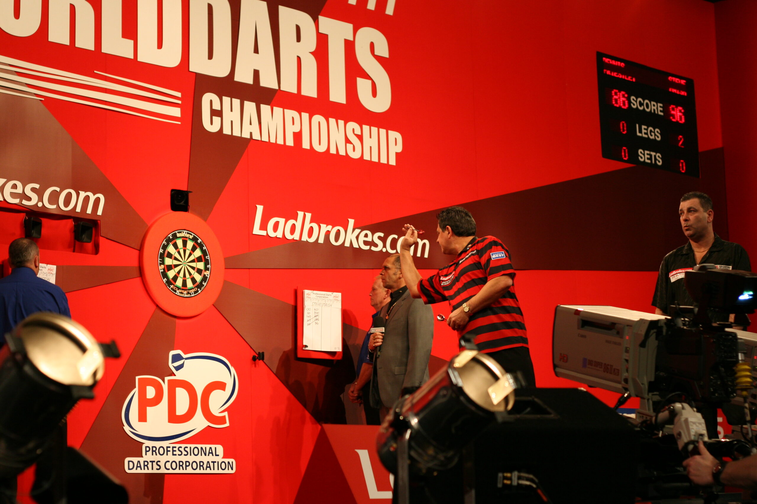 Dennis Priestley gewann die erste PDC-WM 1994 (Bild: Chris Ibbotson/CC BY-SA 2.0