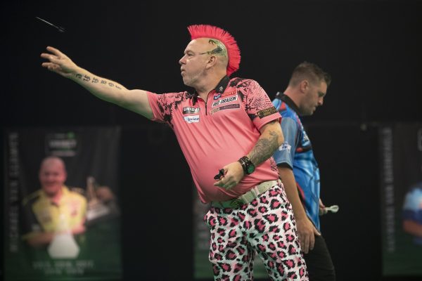 Im rosa Zwirn: Wright ist berühmt für seine Outfits! (Bild: Lawrence Lustig/PDC)