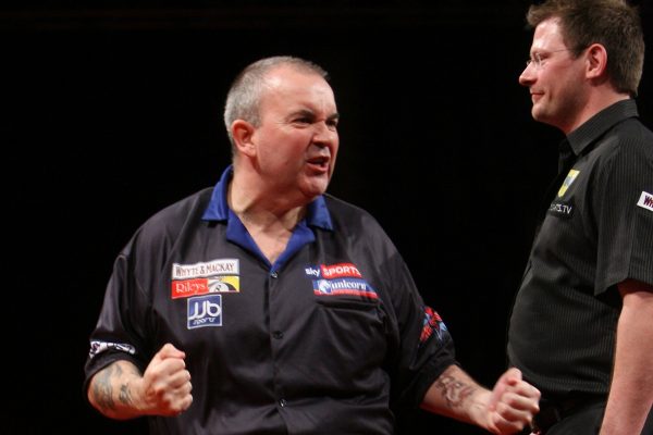 Phil Taylor nach seinem zweiten Neundarter im Premier League Finale 2010 (Bild: pdc.tv - Lawrence Lustig, PDC)
